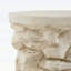 Table d'appoint beige ronde en faux pierre MGO, table d'appoint pré-assemblée non-KD, capacité de poids de 80 lb, table de tabouret en pierre rustique pour l'intérieur et l'extérieur