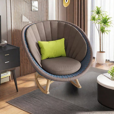 Chaise berçante confortable en rotin
