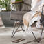 Chaise de patio à pieds en épingle avec coussins en métal et bois Mccluskey-692013654