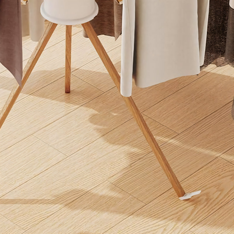 Séchoir à vêtements blanc sur pied avec 16 poteaux en bois. Conception pliable et extensible. Convient à un usage domestique, peu encombrant et facile à ranger.