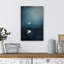 «Flying Seagull Over Water», impression sur toile - décor côtier bleu serein pour la salle de bain ou la chambre à coucher-115240027