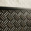 Porte-serviette en métal noir, support de table carré vertical avec motif en treillis géométrique et pieds surélevés