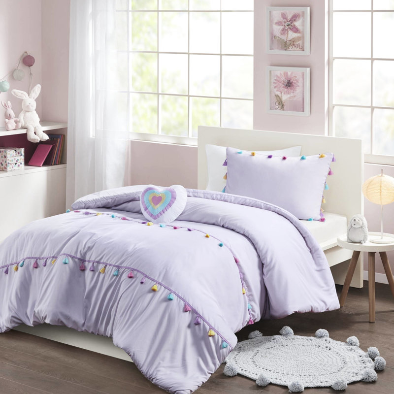 Édredon lavande avec pompons colorés et coussin décoratif en forme de cœur