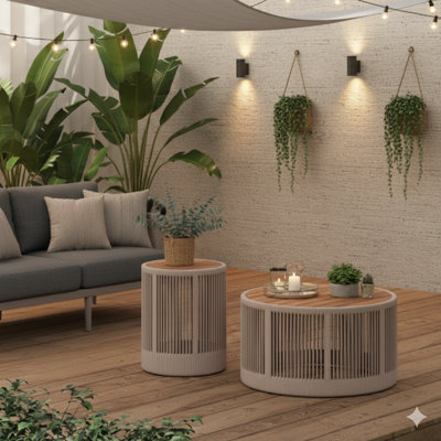 Un ensemble comprenant une table centrale et une table d'appoint avec un design industriel rustique, incorporant des éléments de corde tissée. Combine l'utilité moderne avec l'esthétique élégante pour le décor du salon. Dans une corde de couleur beige.