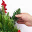 Couronne de Noël, couronne de Noël artificielle pré-éclairée de 24 pouces avec 50 lumières DEL et minuterie, décorée de pommes de pin, de grappes de baies rouges, de feuilles de houx, convient à la porte de la fenêtre du foyer
