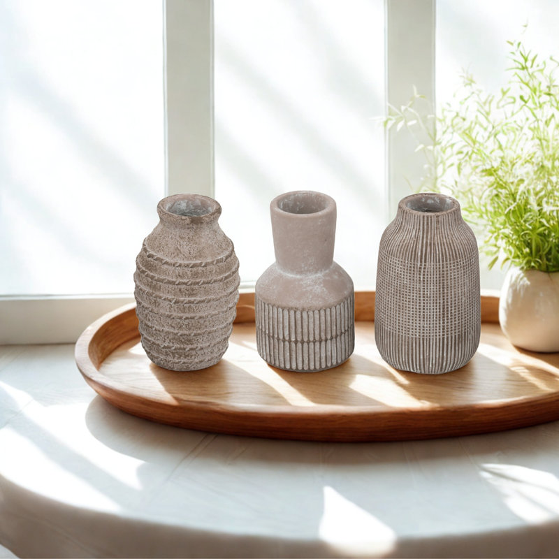 S / 3 petits vases de sable et de ciment brun avec motifs sculpturaux A: 3,7 x 3,7 x 6 po B: 3,5 x 3,5 x 6 po C: 3,7 x 3,7 x 6 po