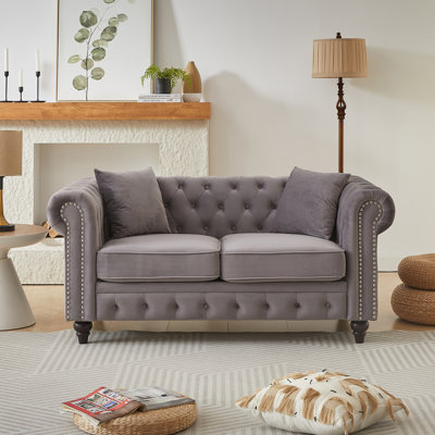 Canapé chesterfield de 63,5 po au design moderne, canapé modulaire en velours pour le salon, capitonné à boutons avec accoudoirs cloutés avec 2 coussins, tissu rembourré et pieds en bois