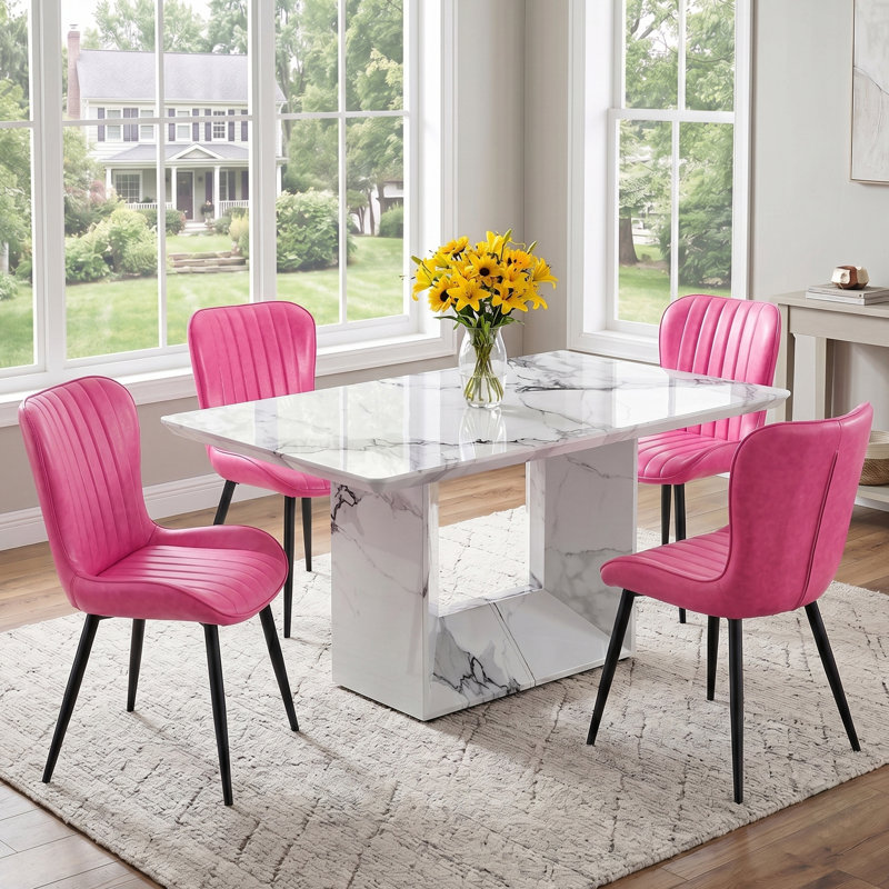 Ensemble de salle à manger 5 pièces Modern Glam avec table rectangulaire en faux marbre 63 po et 4 chaises en simili cuir