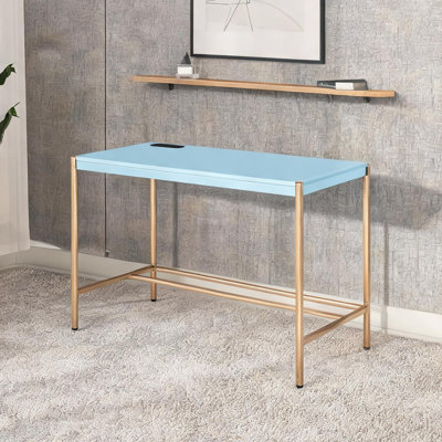 Bureau combinant un espace de travail à domicile, deux ports USB, une structure en métal et des prises de courant intégrées (voir photo).