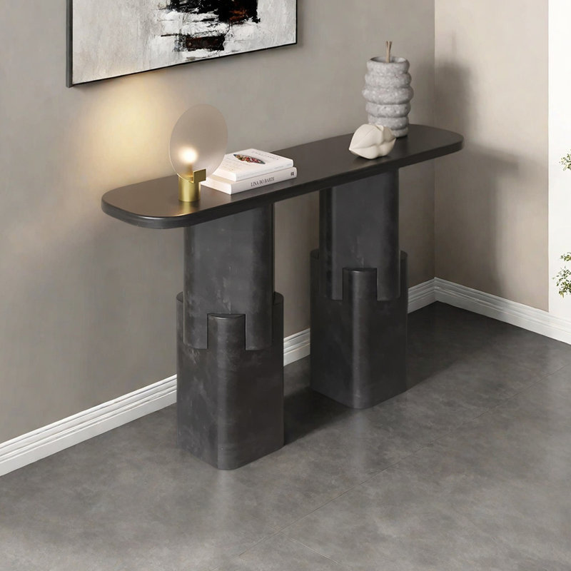 Console de style nordique avec décoration noire
