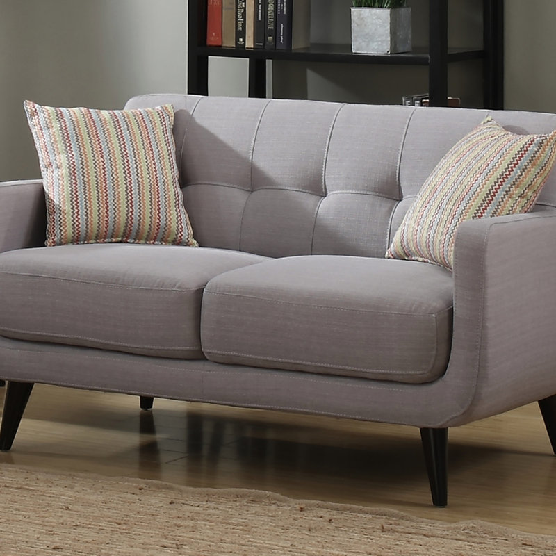 Canapé à deux places avec mélange de polyester, conception matelassée, pieds en bois massif, rembourrage en mousse haute densité et 2 coussins décoratifs