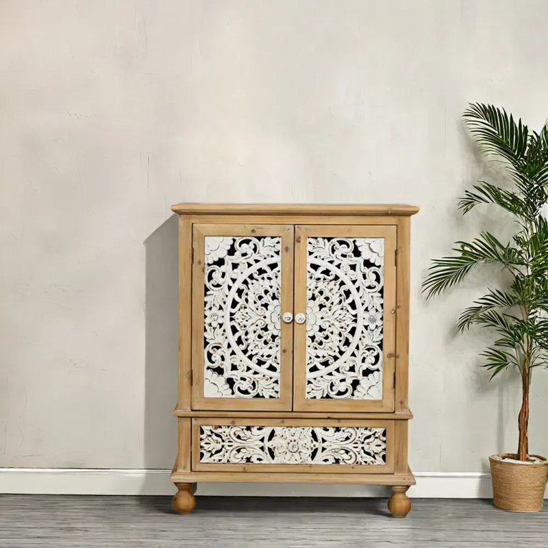 Armoire d'entrée sculptée