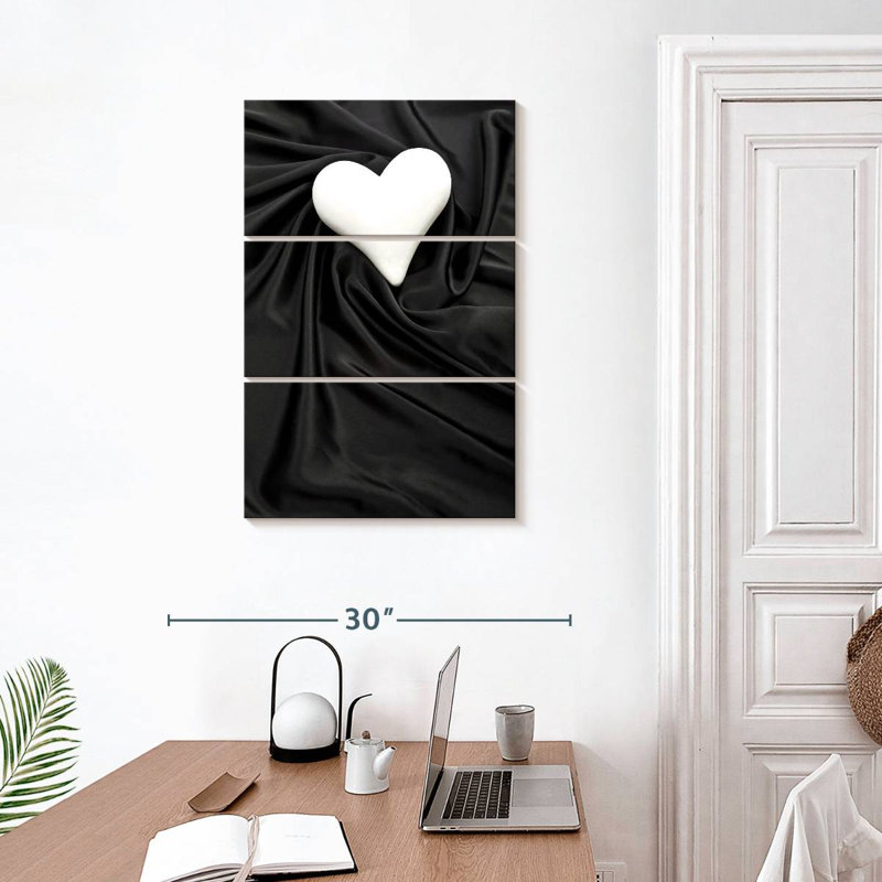 Hardie cœur blanc sur satin noir, H 32 po x l 20 po