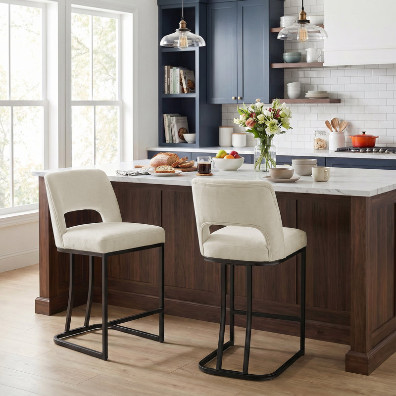 Ensemble de 6 tabourets de bar modernes rembourrés à hauteur de comptoir en chenille avec dossier ouvert et base en métal noir mat pour îlot de cuisine, salle à manger