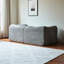 Velours 2 places peu encombrant avec coussins, gris, doux et éponge, stable