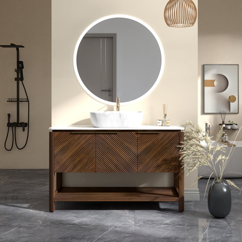 Meuble-lavabo autoportant en contreplaqué avec plateau en pierre frittée, portes à rayures diagonales et tablette ouverte