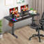 Bureau debout à hauteur ajustable électrique Hubing avec 2 ports USB et 3 prises de courant, 4 roulettes verrouillables, 2 crochets, grand tapis de souris-1266656928-1266656931