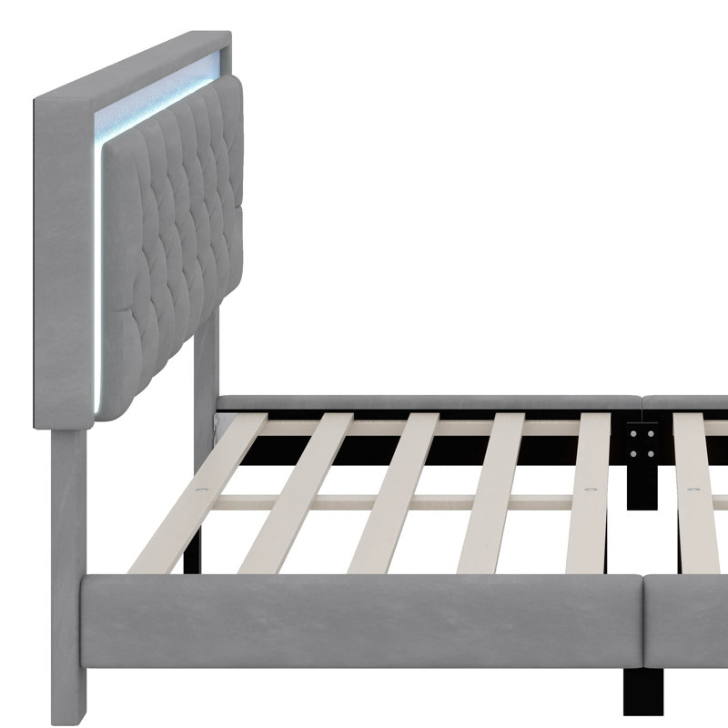 Ensemble de chambre à coucher 3 pièces, grand lit plateforme tapissier avec lumières DEL et deux tables de chevet