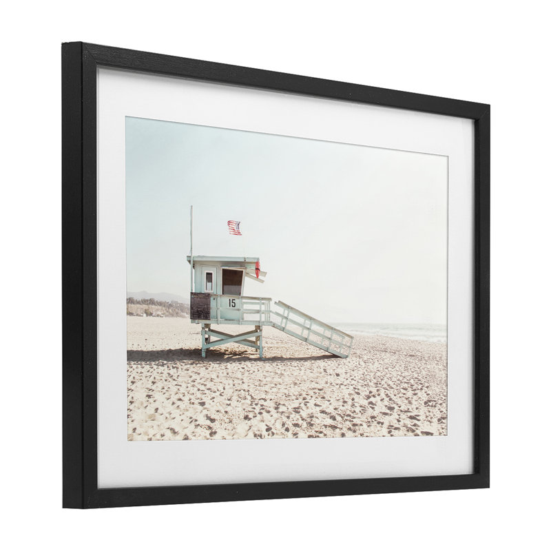 «Lifeguard Hut Sunny Day», reproduction sous verre encadrée, conception de Sissi et Seb, H 17 po x l 23 po, Cadre noir minuit