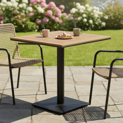 Table carrée en plastique pour l'extérieur