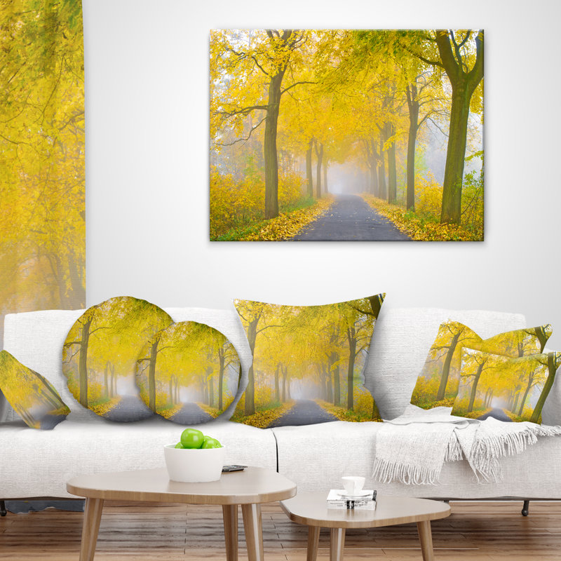Housse et insert de coussin rectangulaire Misty Road in Autumn Forest
