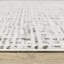 Tapis blanc et gris à tissage mécanique abstrait 5 pi x 8 pi