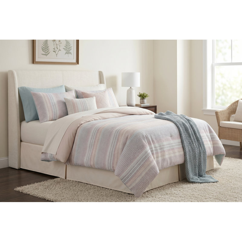 Ensemble de couette Chelsea 7 pièces pour lit queen, literie douce en microfibre rayée côtière avec texture gaufrée et oreillers brodés