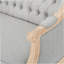 Élégante causeuse capitonnée de style Chesterfield avec structure en bois de bouleau et garnitures cloutées, parfaite pour les intérieurs classiques et contemporains.