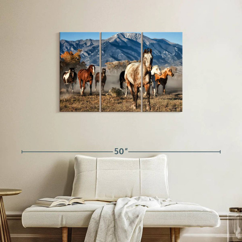 Brampt qui court avec des chevaux sur fond de montagne, H 24 po x l 38 po