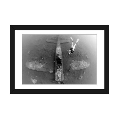 « plongeur explores the wreck of a mitsubishi zero fighter plan », reproduction d’impression sur toile