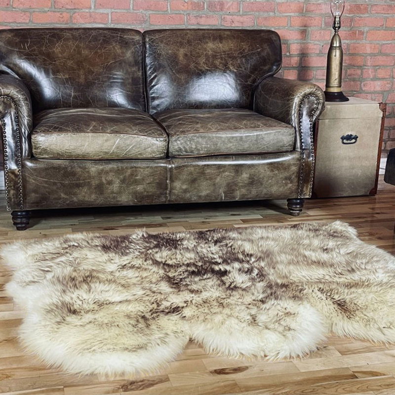 Tapis chocolat en peau de mouton Cyanne, 6 pi x 7 pi