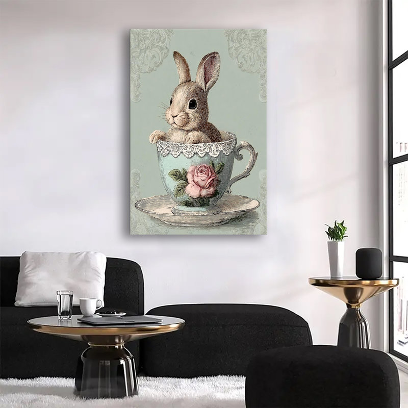 Illustration vintage d'un lapin dans une tasse à thé avec une rose et une gravure florale, grande toile tendue sur châssis pour salon ou chambre.