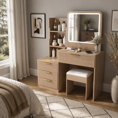 Ce meuble-lavabo moderne comprend 3 modes d'éclairage DEL à luminosité réglable, 4 tiroirs et plusieurs tablettes de rangement ouvertes, un porte-sèche-cheveux et une prise de courant, une coiffeuse