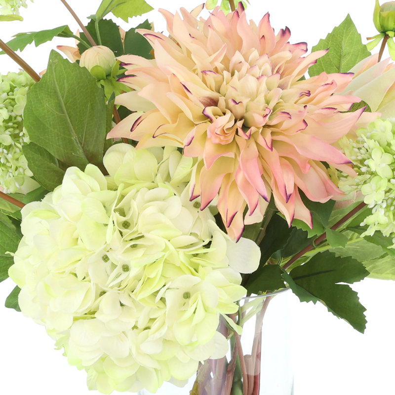 Darla Dahlia, arrangement d'hortensias et de protées dans un vase en verre