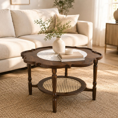 Table basse Calline Mid-Century en forme de pétale avec tablette en rotin et plateau en verre