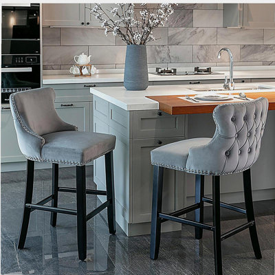 A&A Furniture, tabouret de bar avec accoudoirs en velours, décoration en relief et pieds en bois et décoration en noisettes chromées, tabouret de bar de style loisir, tabouret de bar, 2 pièces (gris)