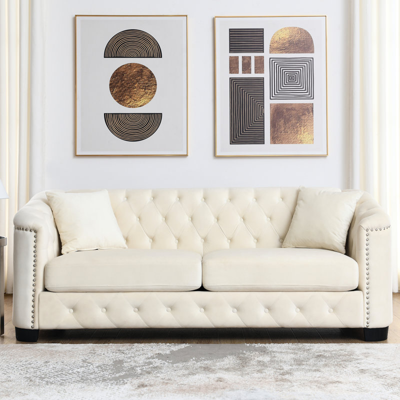 3 velours beige rembourrés avec dossier et garniture cloutée beige de 77 po pour un salon élégant