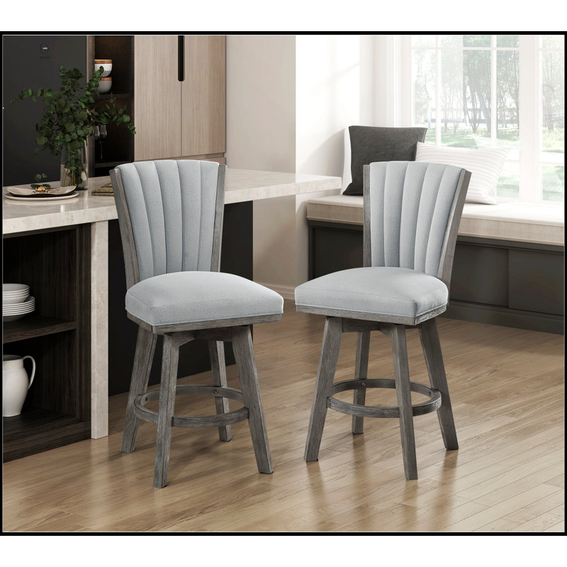 Ensemble de 2 chaises à hauteur de comptoir à finition grise avec sièges pivotants, revêtement en tissu touffeté et bois massif pour une salle à manger transitionnelle