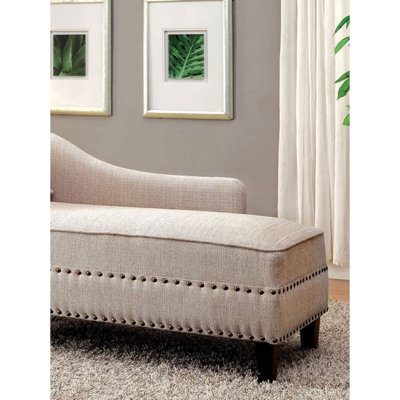 Coussin de salon moderne avec garniture cloutée en lin beige
