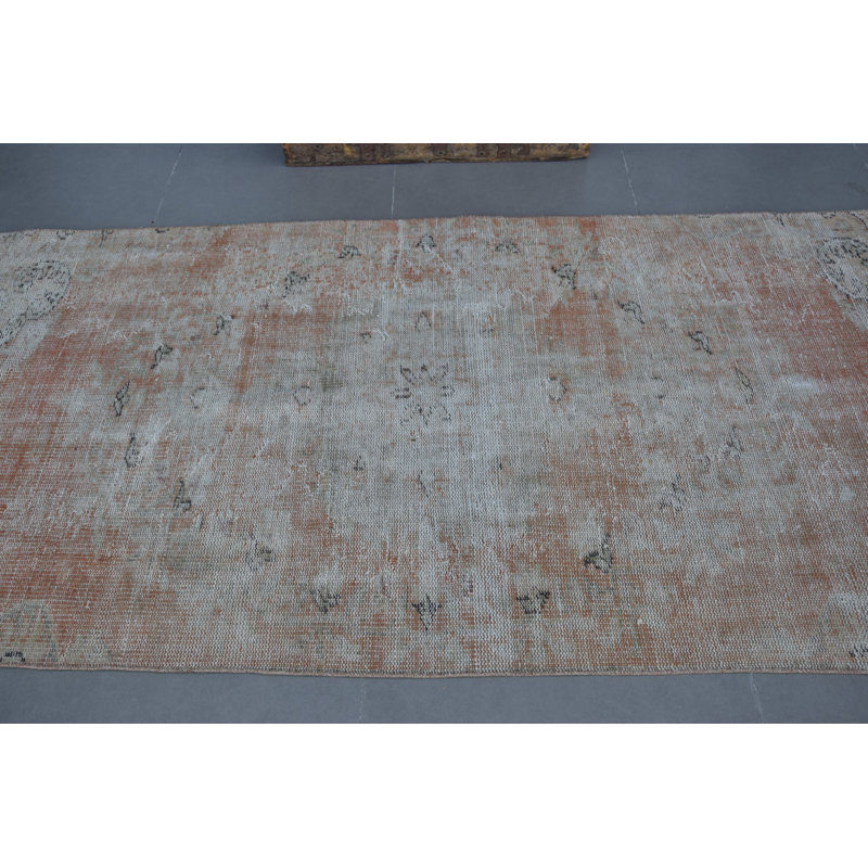 Tapis turc vintage avec des couleurs délavées et un motif unique pour une décoration bohémienne