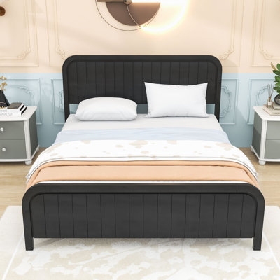 Lit plateforme en bois avec tête de lit