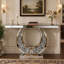 Console à miroir de 45 pouces avec losanges concassés incrustés dans la rainure du miroir, canapé en forme de O glam derrière la table, table d'entrée en verre argenté moderne pour le couloir du salon, bureau de la console de luxe