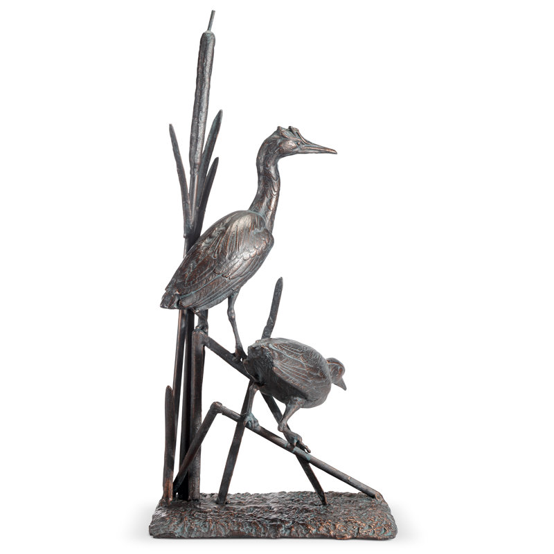 Sculpture d'un couple de héron avec roseaux