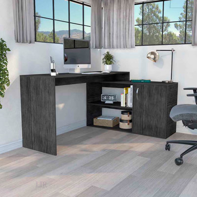 Bureau d'ordinateur moderne en L avec rangement ouvert et fermé, surface de travail spacieuse pour écrans et appareils, finition chêne fumé