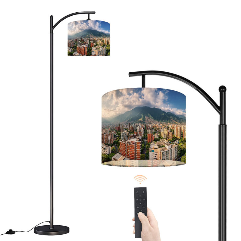Lampe sur pied à arc avec abat-jour réglable Eastern Caracas, vue panoramique sur la ville en milieu d'après-midi