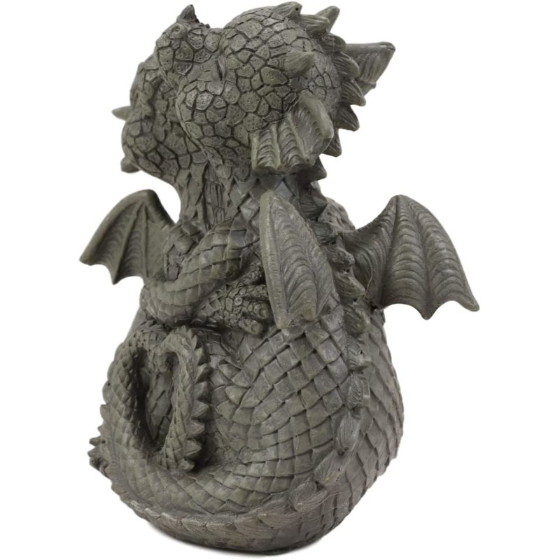 Petits dragons de jardin romantiques fantaisistes à câliner serré