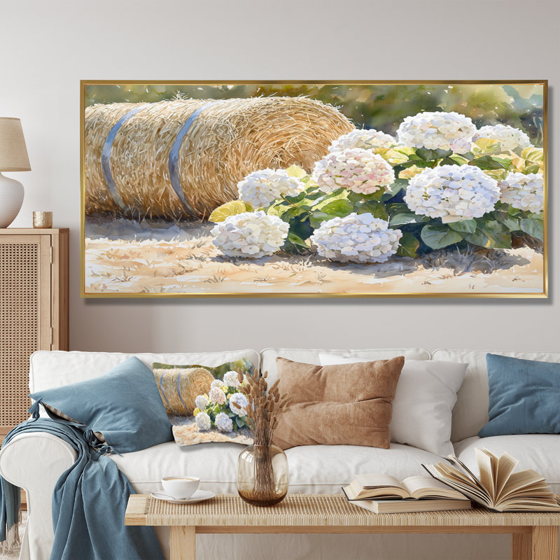 Hortensias dans la basse-cour I - hydrangées, art mural, H 28 po x l 60 po, Floater Framed, Doré