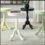 Table d'appoint blanche avec piédestal tourné