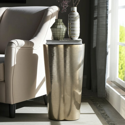 Table d'appoint en métal, aluminium, sculpture contemporaine, conception inspirée du savoir-faire, silhouette décorative moderne, élégant, léger, fait à la main, aspect unique, décoration intérieure minimaliste