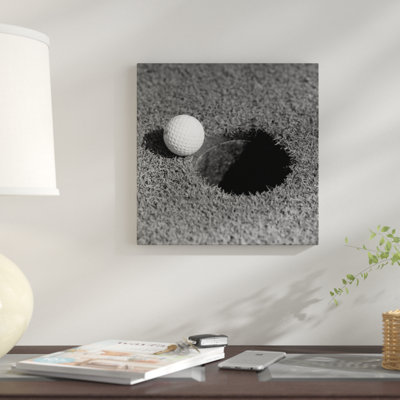 Gros plan sur les années 1950, une balle de golf sur fond vert sur un bord de coupe par Vintage Images - reproduction de photo sur toile tendue